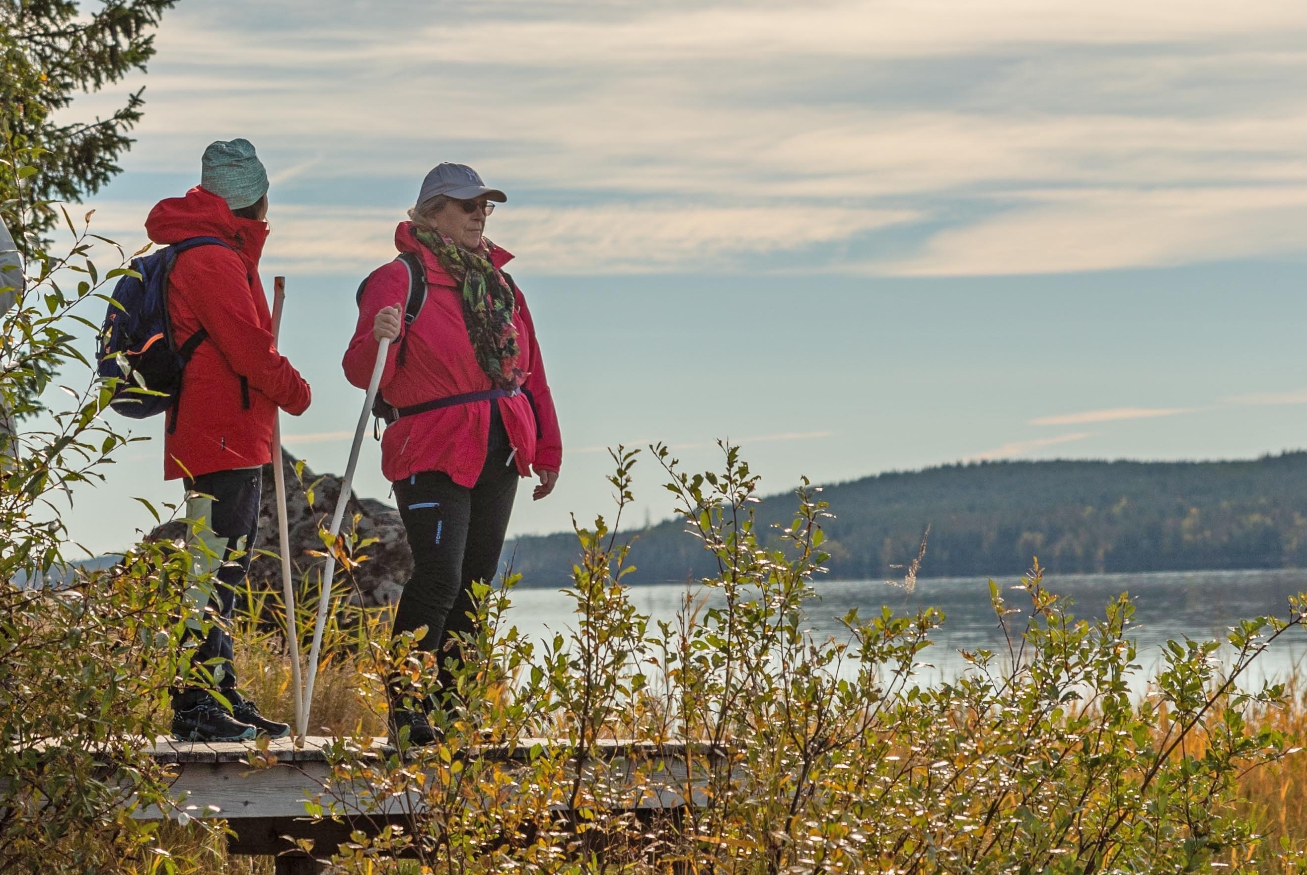 To personer som står på brygga og ser ut over vannet