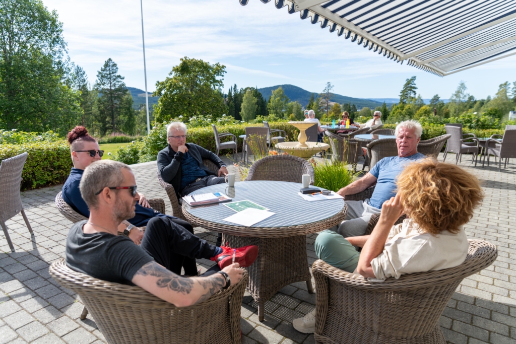 En gruppesamtale ute på terrassen