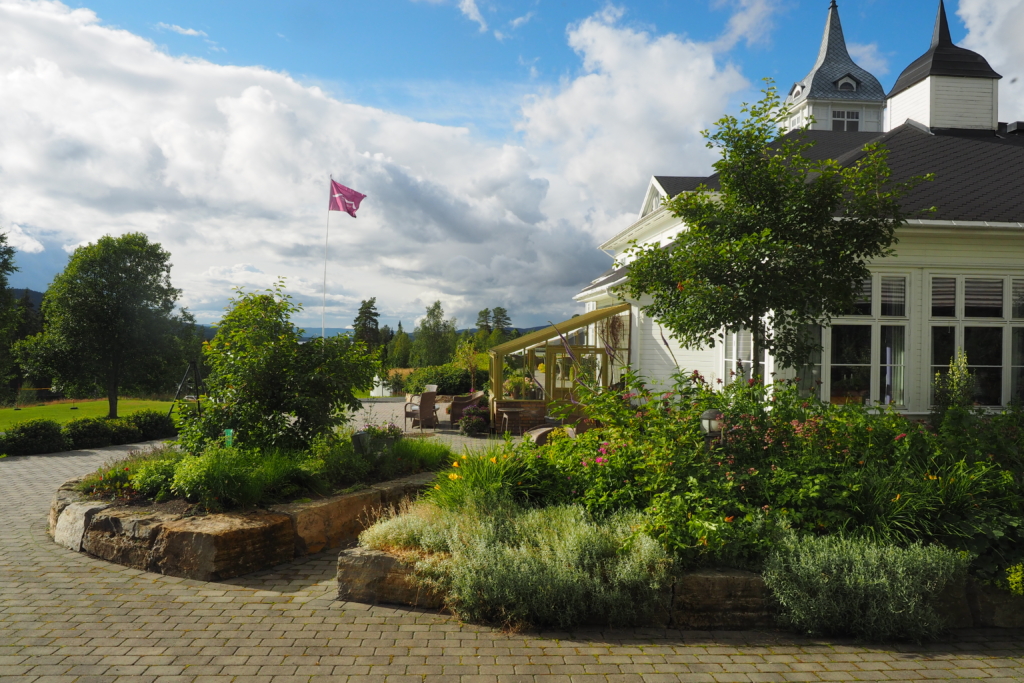 Bilde av Montebellosenteret, og en del av hagen
