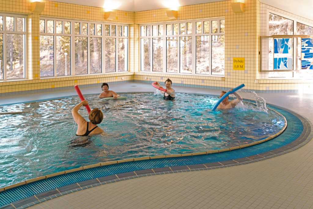 kursdeltakere med Lymfødem trener i bassenget.