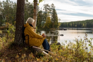 Kursleder sitter ved vannet og reflekter over livet