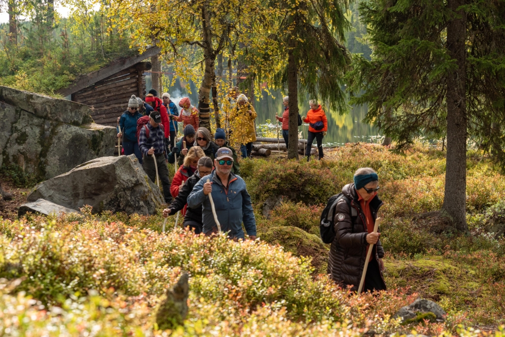 Kursdeltakere vandrer langs vannet i kurset Pilegrimsvandring.