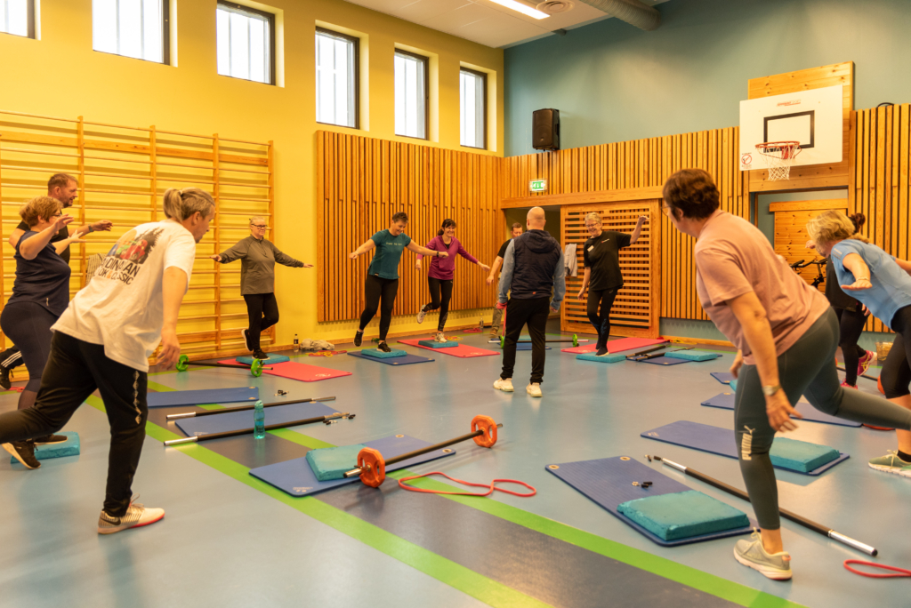 Balansetrening med kursdeltakere i aktivitetssal