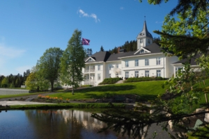 Montebellosenterets fasade fra dammen