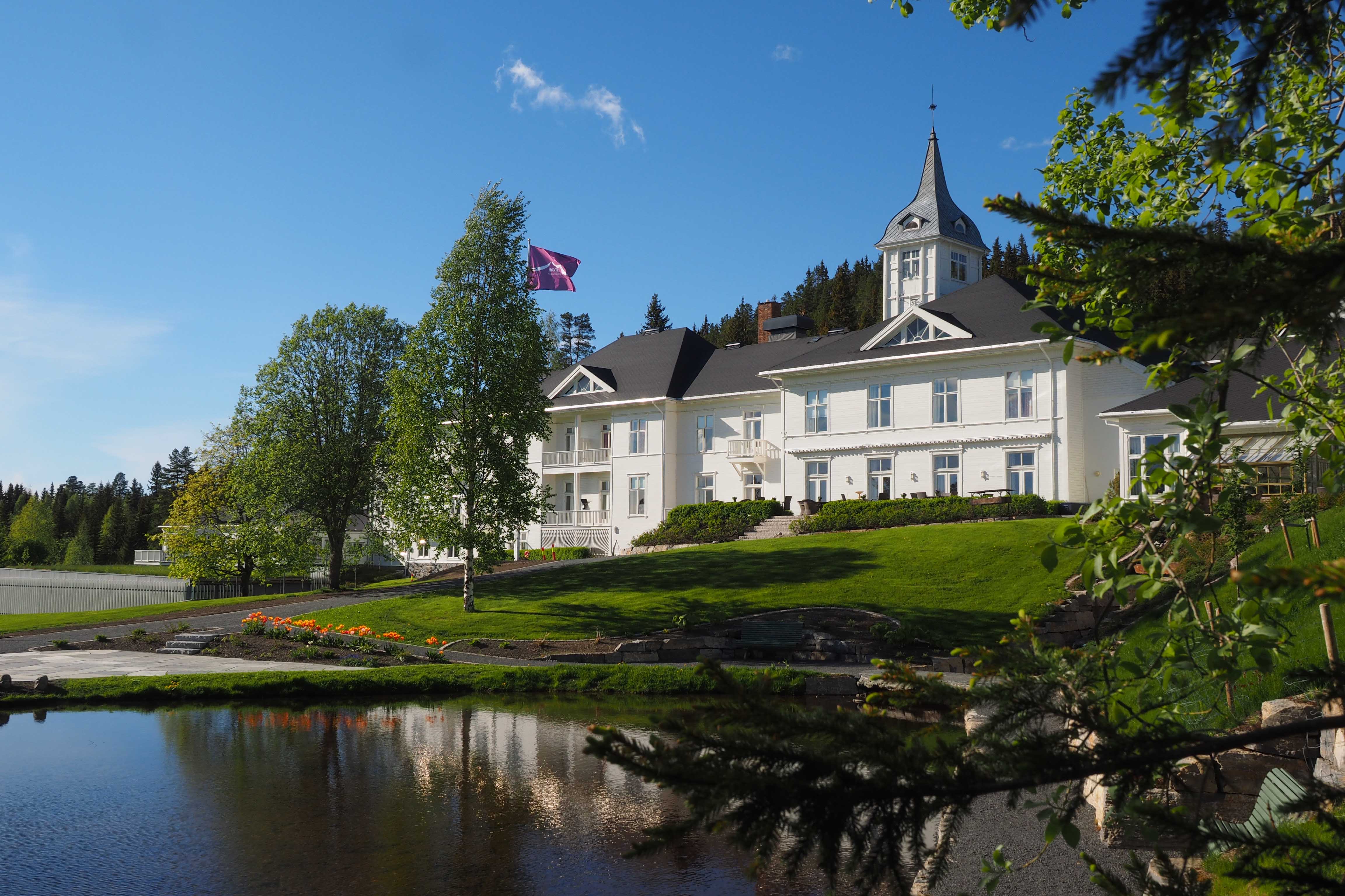 Montebellosenterets fasade fra dammen
