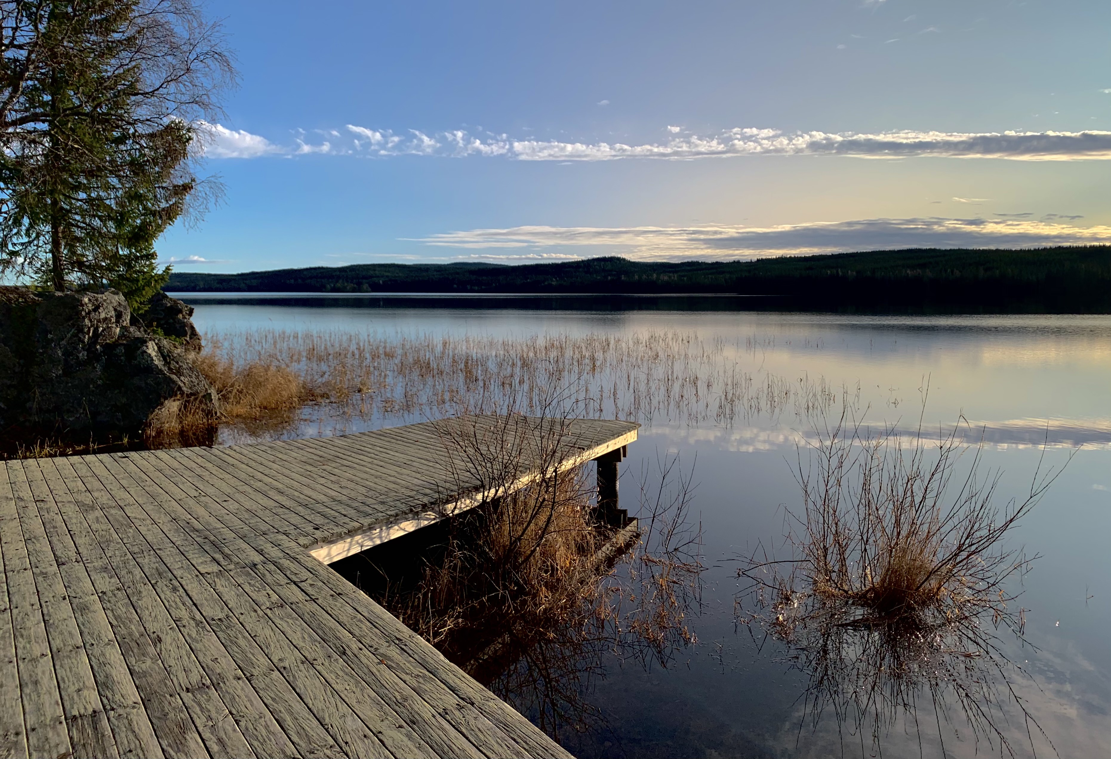 ved Montebellobrygga ser vi på vakre sørmesna vannet