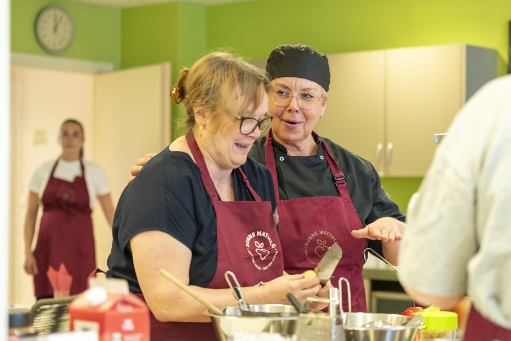 Kursdeltakere lager sunne matretter på matverkstedet