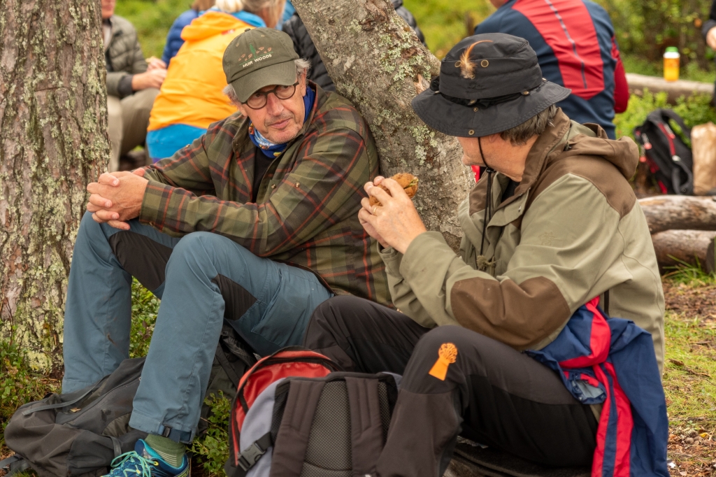 to kursdeltakere deler erfaringer under lunsjturen i skogen