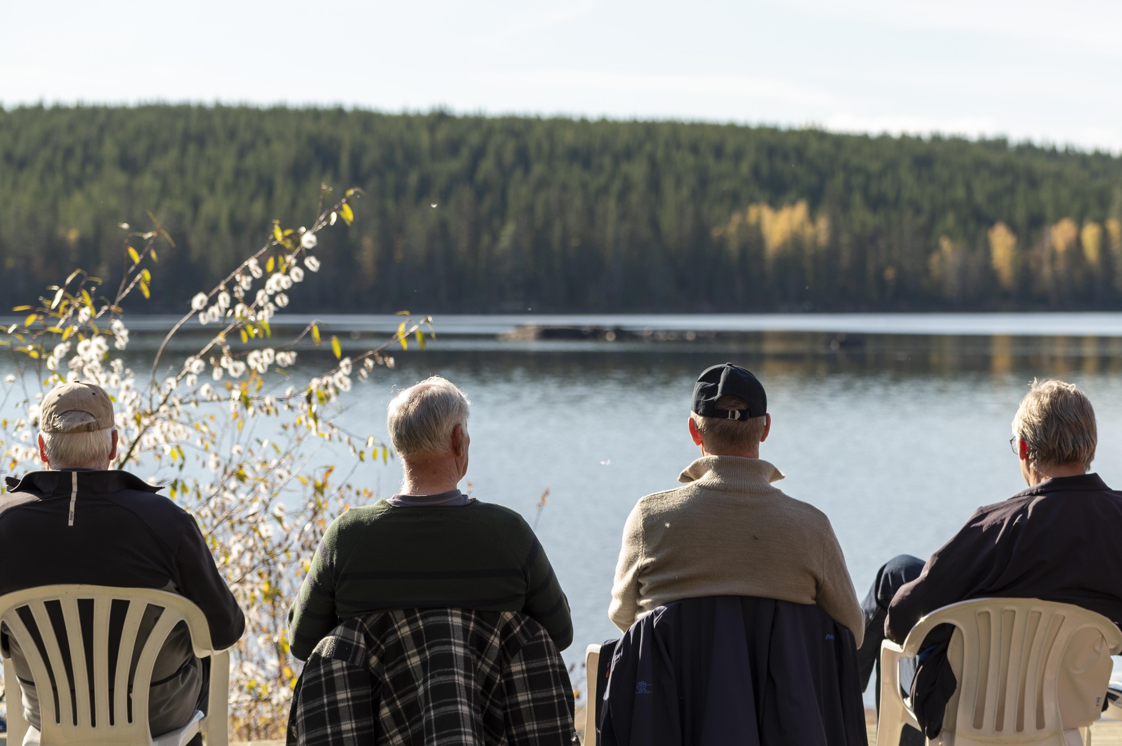 kursdeltakere nyter utsikten og en fin stund ved brygga