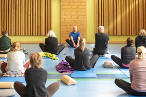 Kursdeltakere har yogaøkt i aktivitetssalen