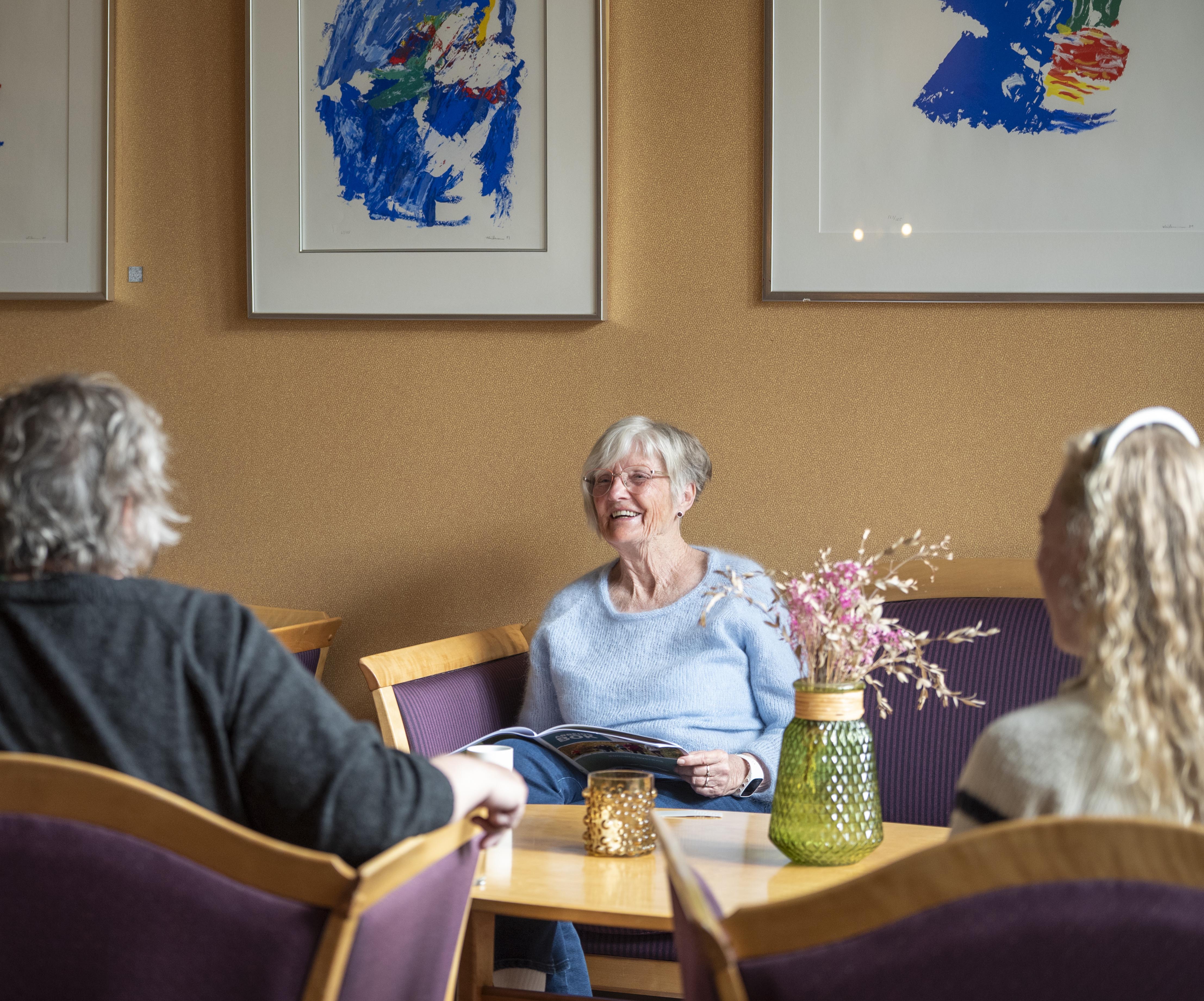 Kursdeltakere sitter i gruppesamtale på storstua