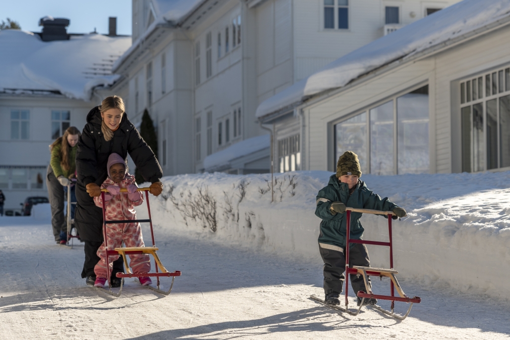 Miljøarbeidere er på sparktur med de yngste barn i familiekurs