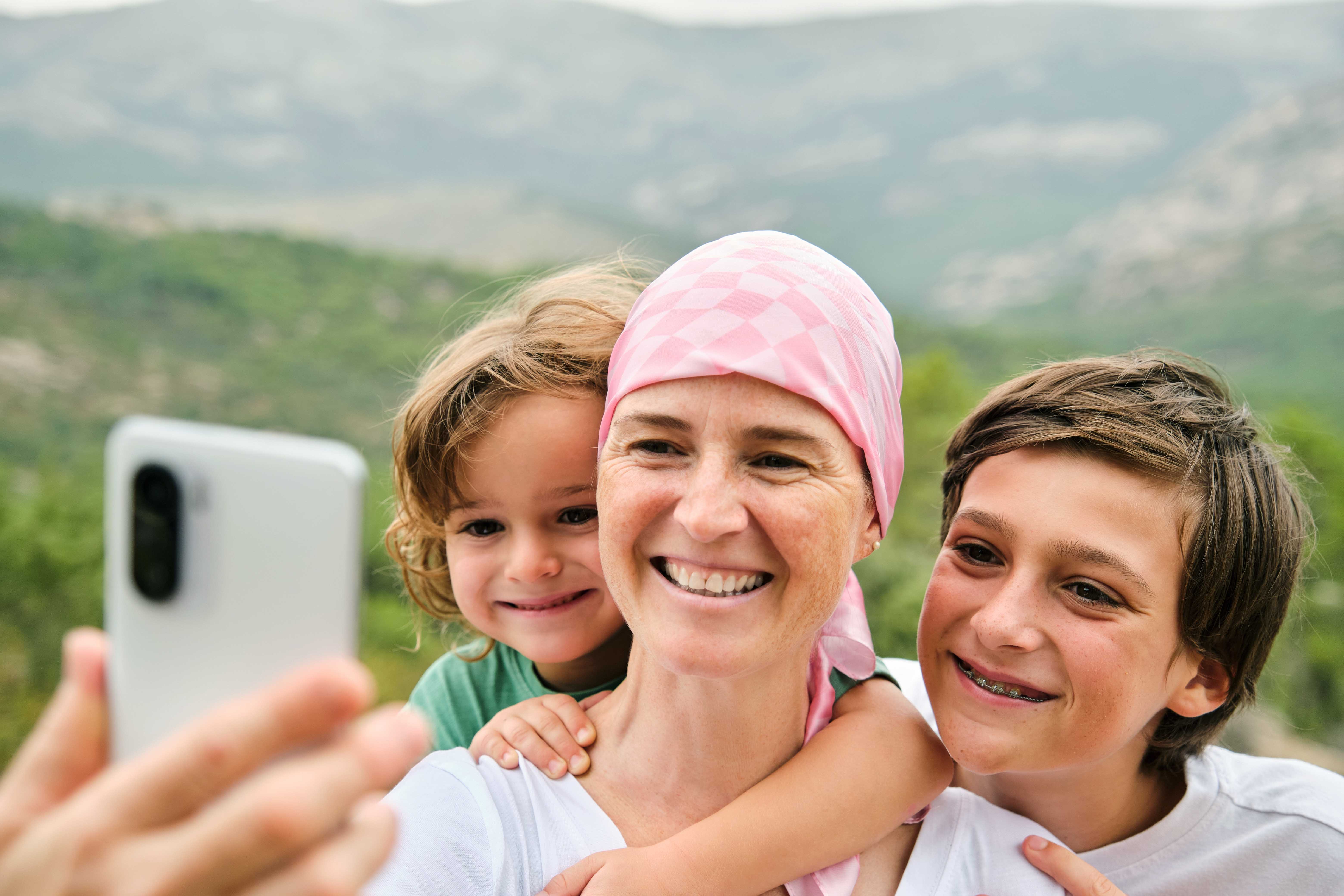 Kreftsyk mor er på tur med barna og tar en gruppeselfie