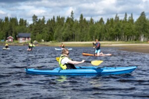 Ung kursdeltaker pøver kajakk