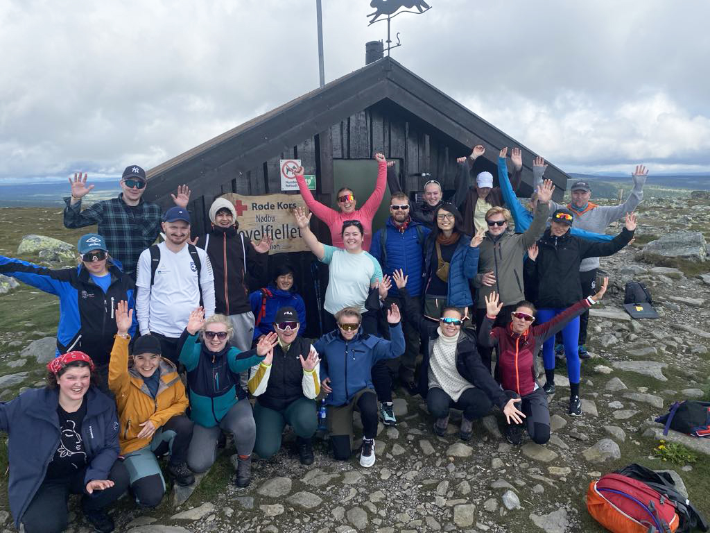 Alle kursdeltakere til Ung kreft Sommeraktivitetsuka, kommer seg til tops på Nevelfjellet