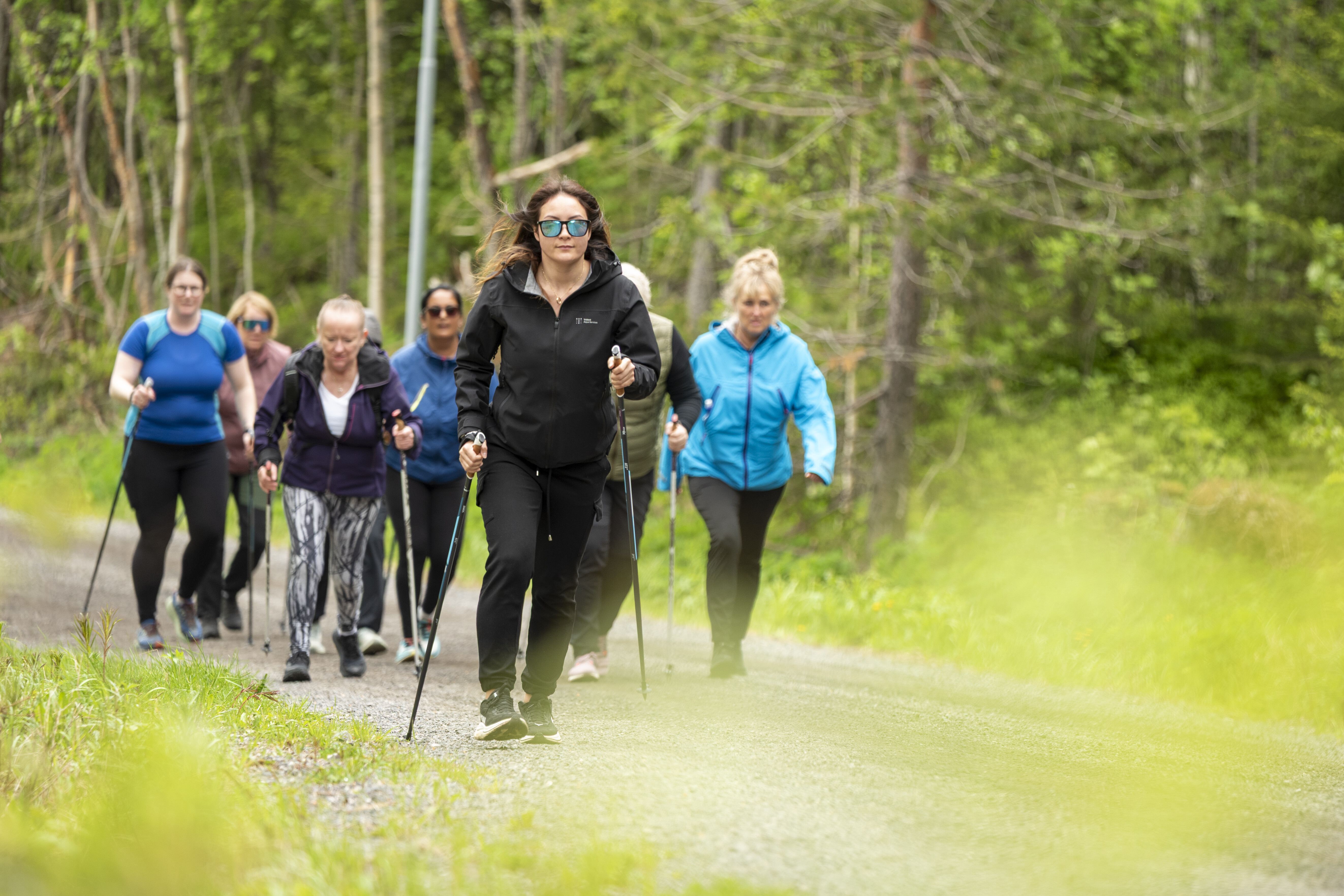 Kursdeltakere går tur med staver